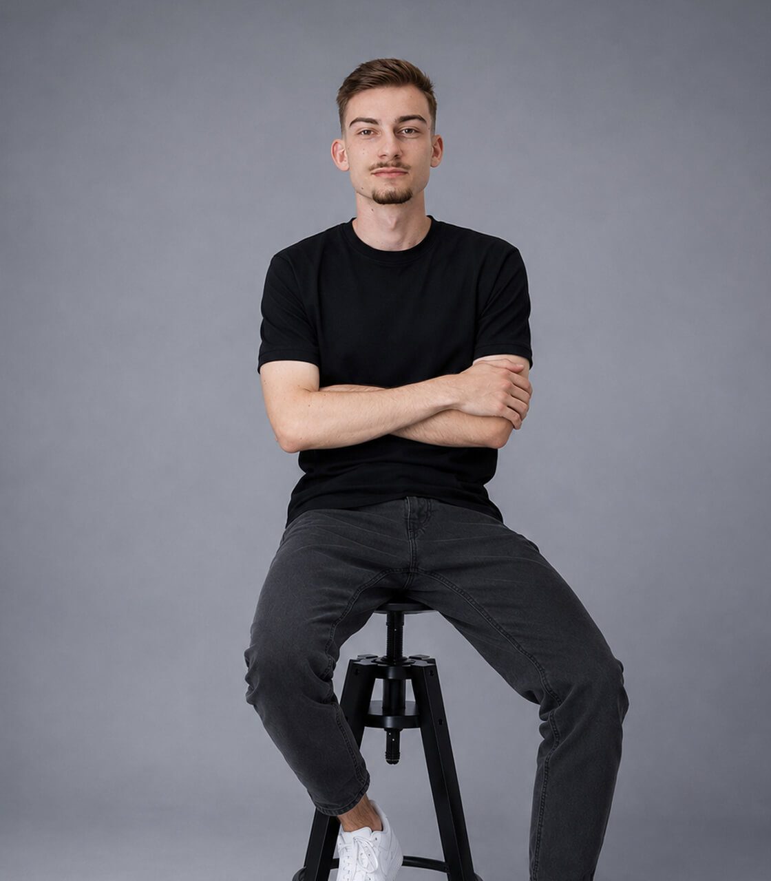 Roberto Riđan, dizajner i developer web shopova, sjedi na stolcu prekriženih ruku